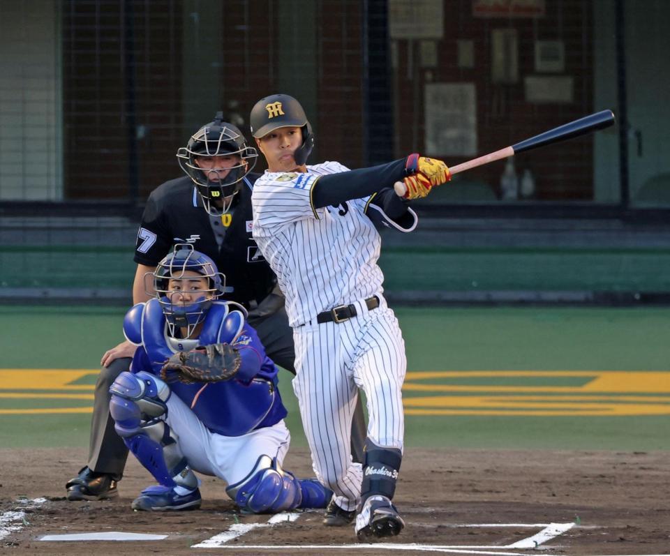 １回、左翼線へ二塁打を放つ岡城（撮影・立川洋一郎）