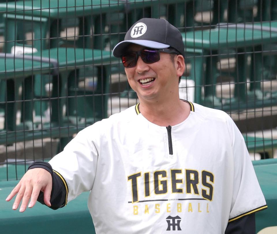 練習を見守る藤川監督（撮影・立川洋一郎）