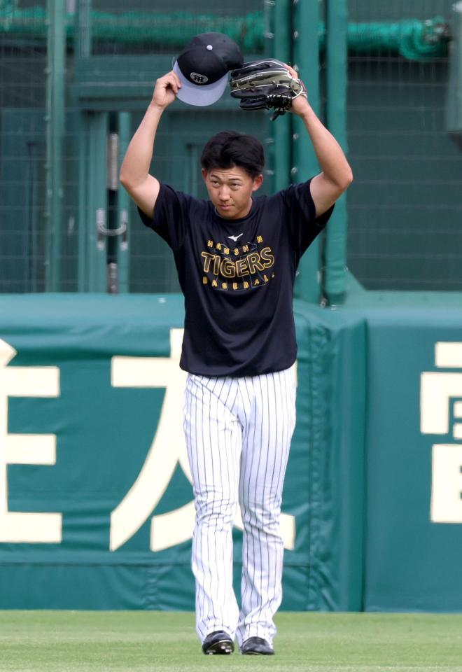 外野でのノックを受け、ＯＫサインを出す立石（撮影・立川洋一郎）