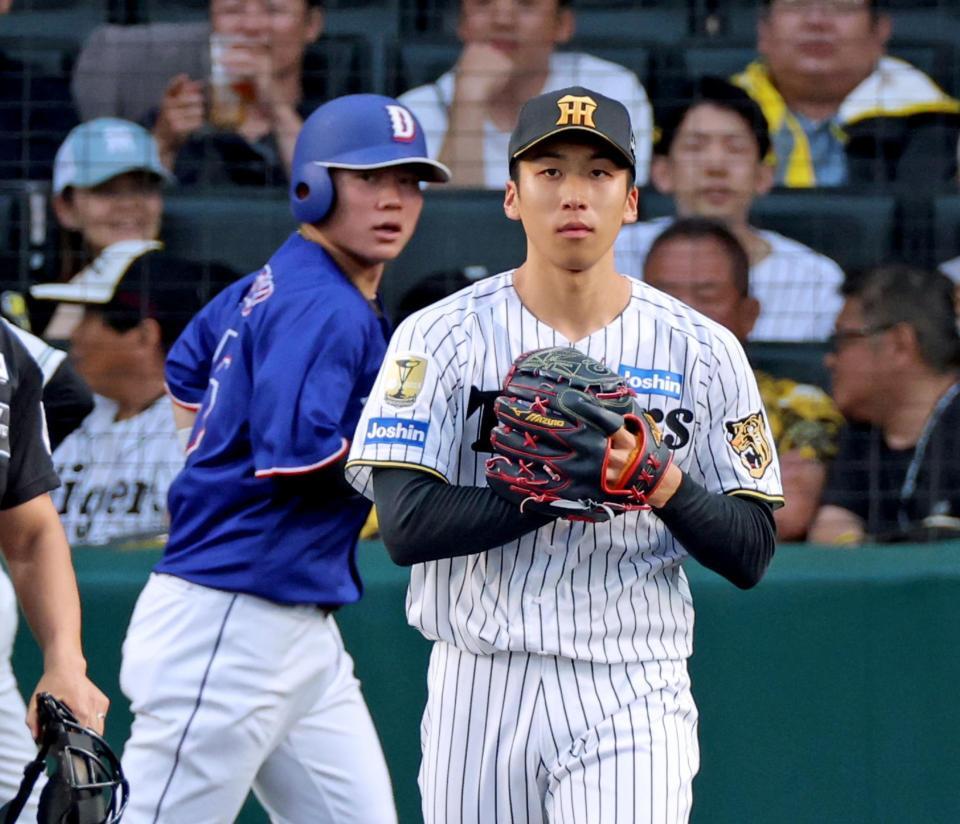 １回、板山の適時打で先制点を許す茨木。左は生還した村松（撮影・立川洋一郎）