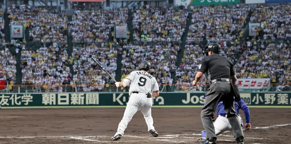 ２回、スタンドの声援を受け、バットを振る立石（撮影・田中太一）