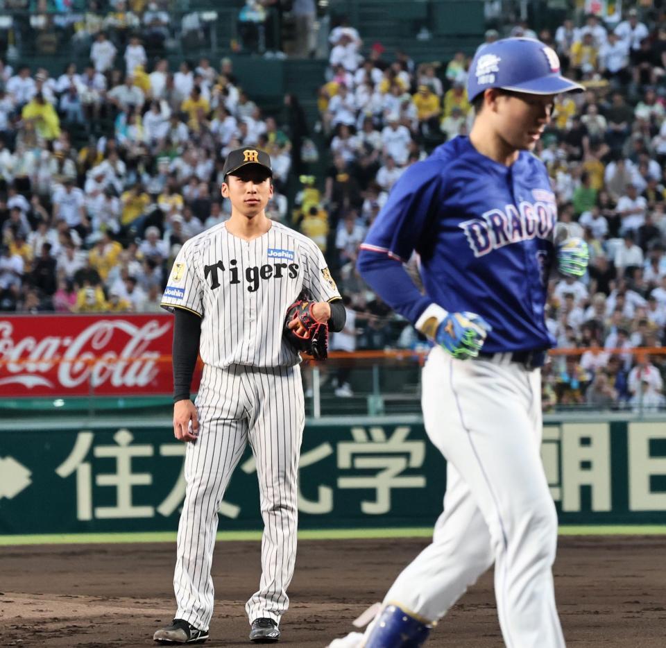 ２回、山本（手前）に３ランを浴び、立ち尽くす茨木（撮影・田中太一）