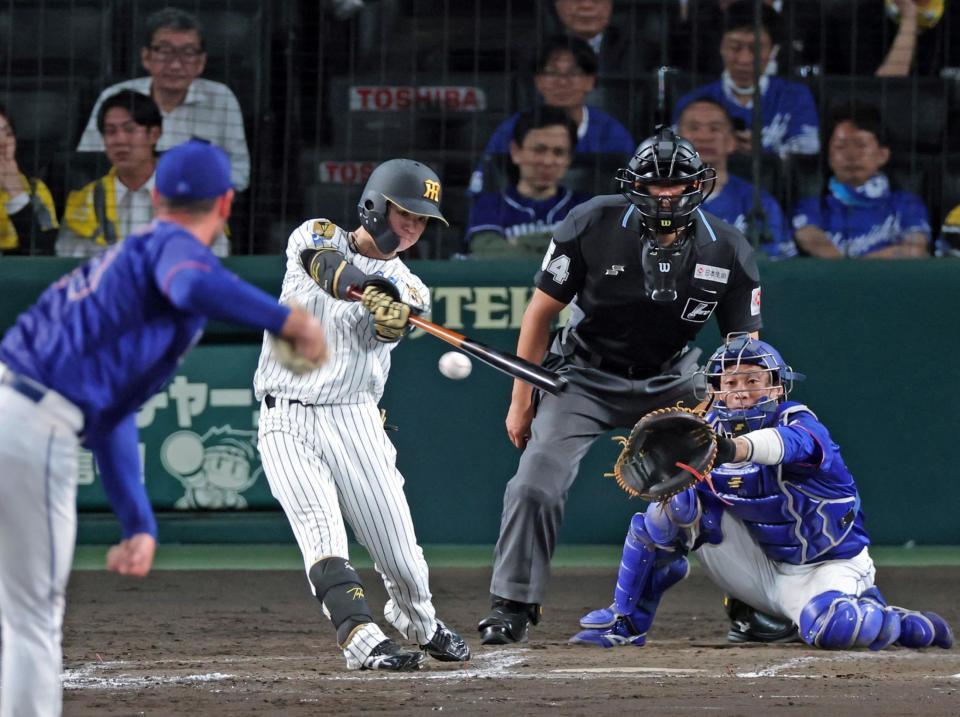 ４回、右前打を放つ中野（撮影・立川洋一郎）