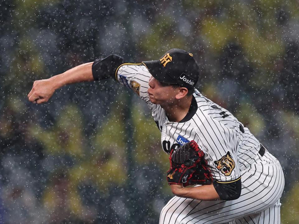 ５回、雨の中力投する畠（撮影・西田忠信）