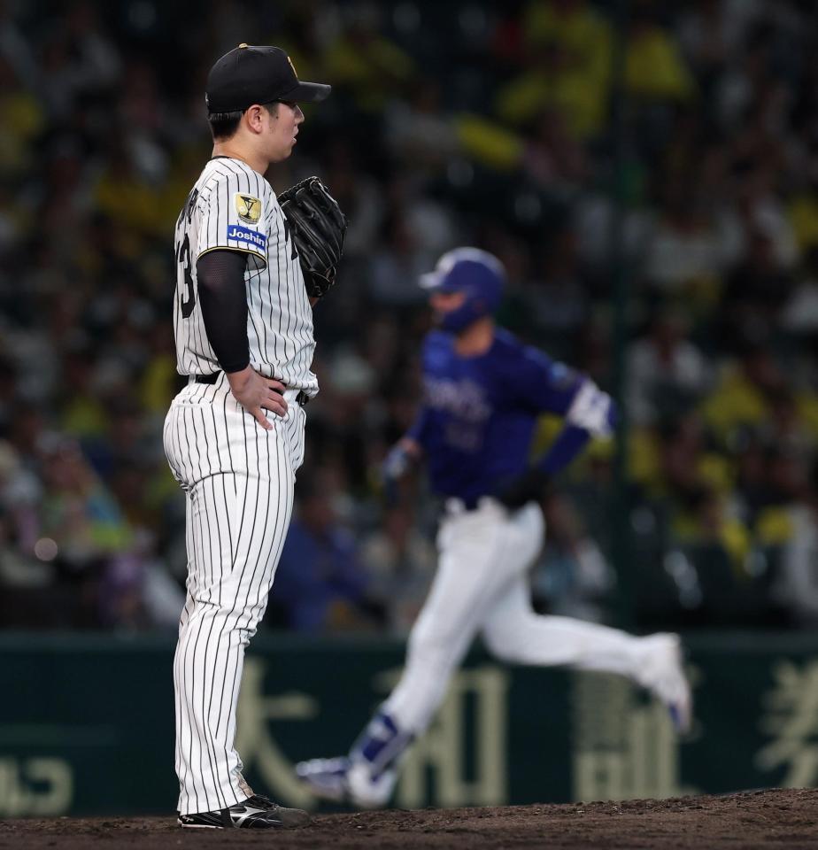 ６回、マラー（右）に２ランを浴びた石黒（撮影・西田忠信）