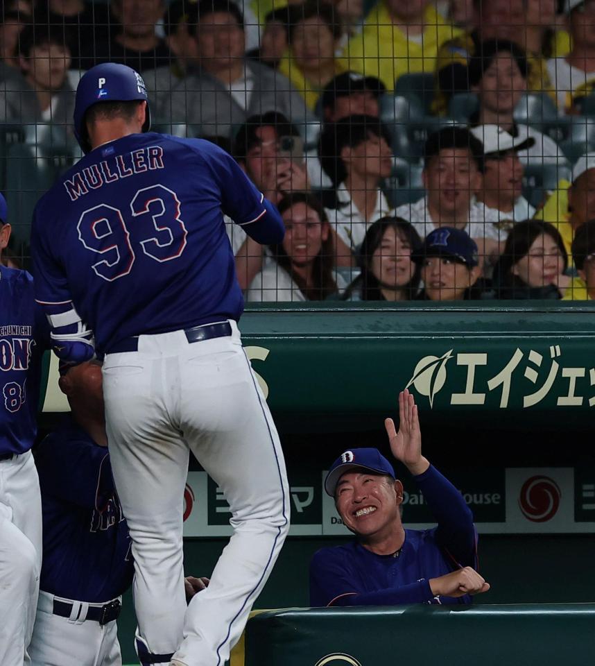 ６回、２ランを放ったマラー（左）を笑顔で迎える井上監督（撮影・西田忠信）