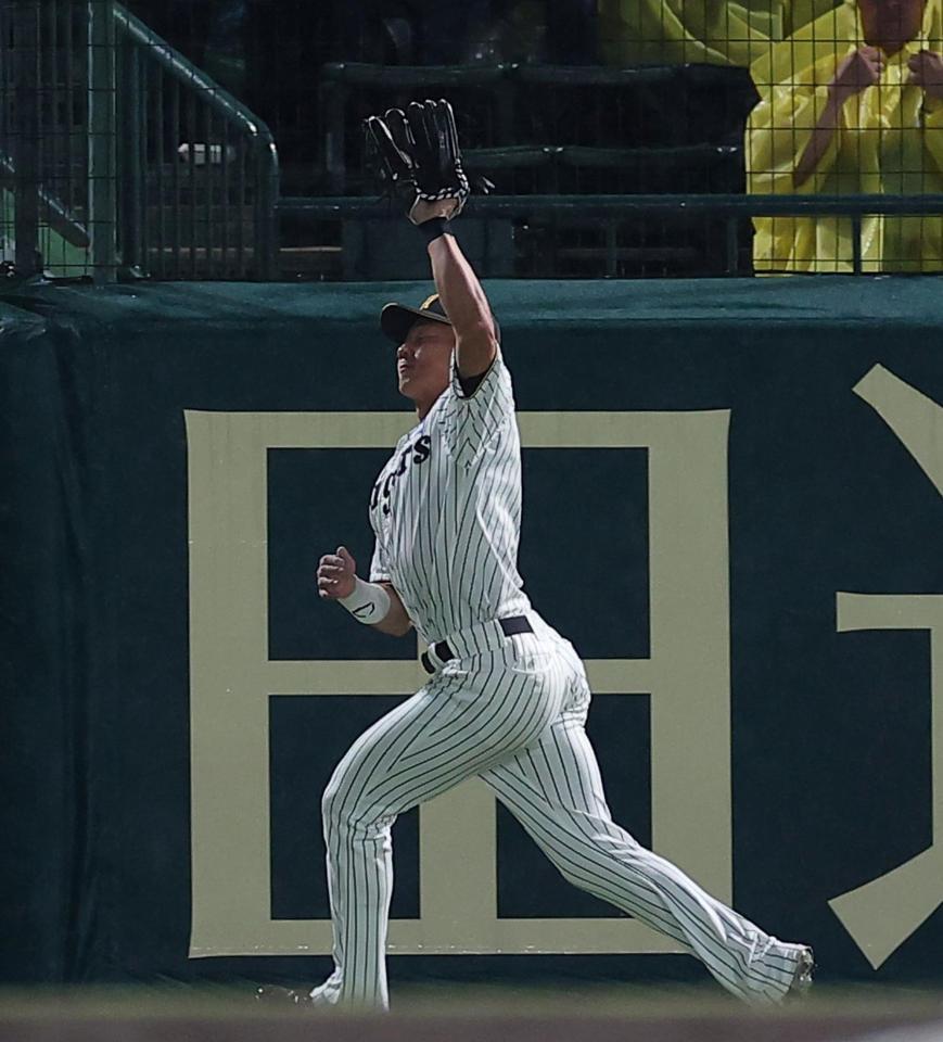 ５回、ボスラーの左飛を捕る立石（撮影・西田忠信）