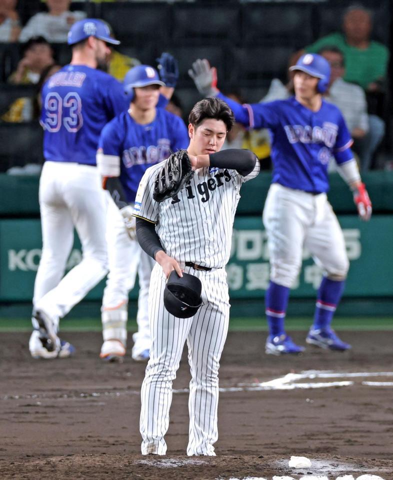 ６回、マラーに２ランを浴び、肩を落とす石黒（撮影・立川洋一郎）