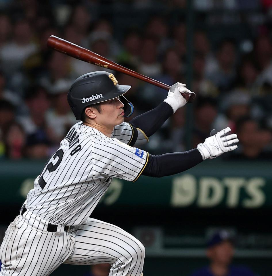 ８回、２点適時打を放つ坂本（撮影・西田忠信）