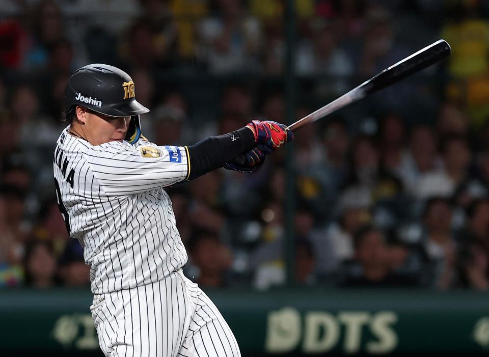 ８回、中前打を放つ大山（撮影・西田忠信）
