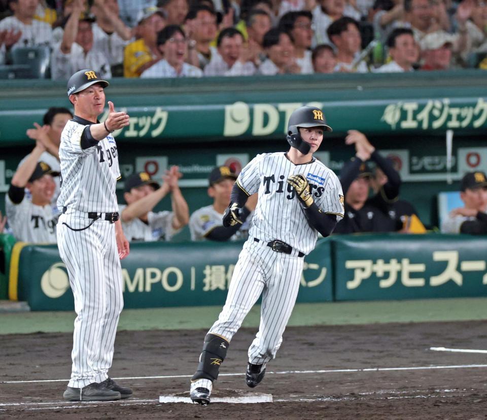 ７回、中前へ適時打を放ち一塁を駆ける中野（撮影・立川洋一郎）
