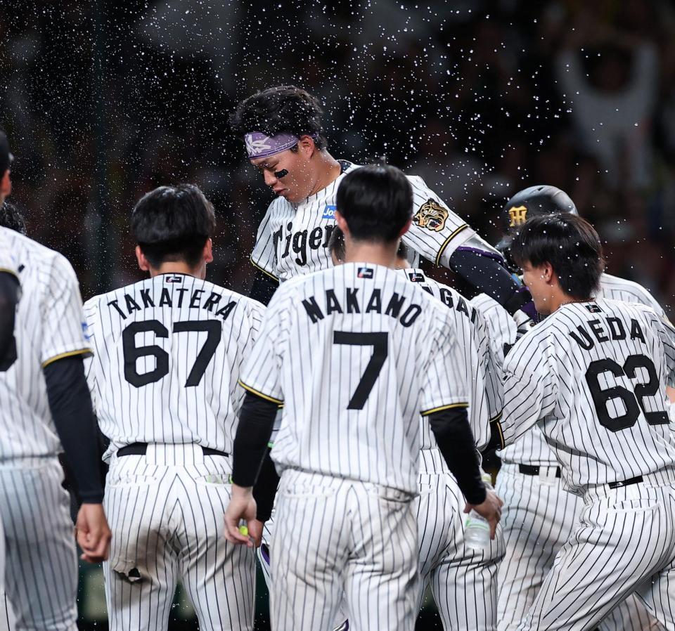 ９回、サヨナラ本塁打を放ちナインの祝福を受ける森下（撮影・西田忠信）