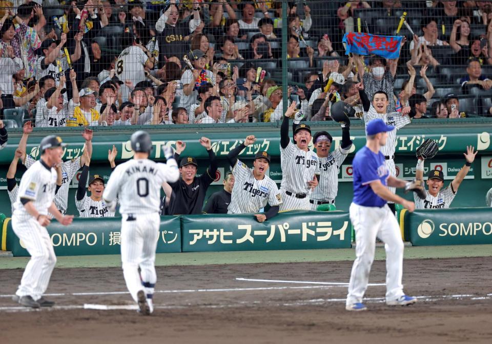 ８回、代打・木浪の適時打で同点に追いつき沸き上がる阪神ナイン（撮影・立川洋一郎）