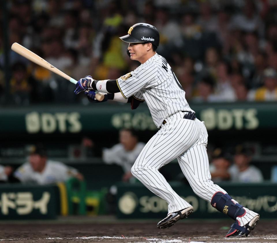 ８回、同点適時打を放つ木浪（撮影・田中太一）