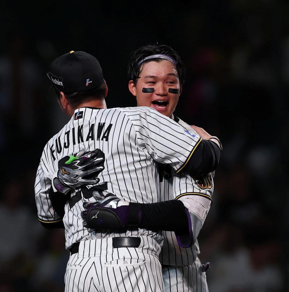 ９回、サヨナラ本塁打を放ち藤川監督（左）から祝福される森下（撮影・西田忠信）