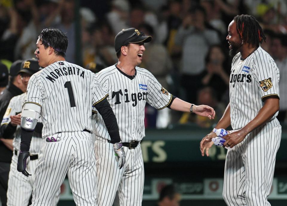 劇的な幕切れで森下（左）、ドリスと喜び合う藤川監督（撮影・田中太一）