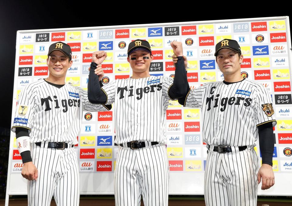 お立ち台でポーズをとる（左から）木浪、森下、坂本（撮影・西田忠信）