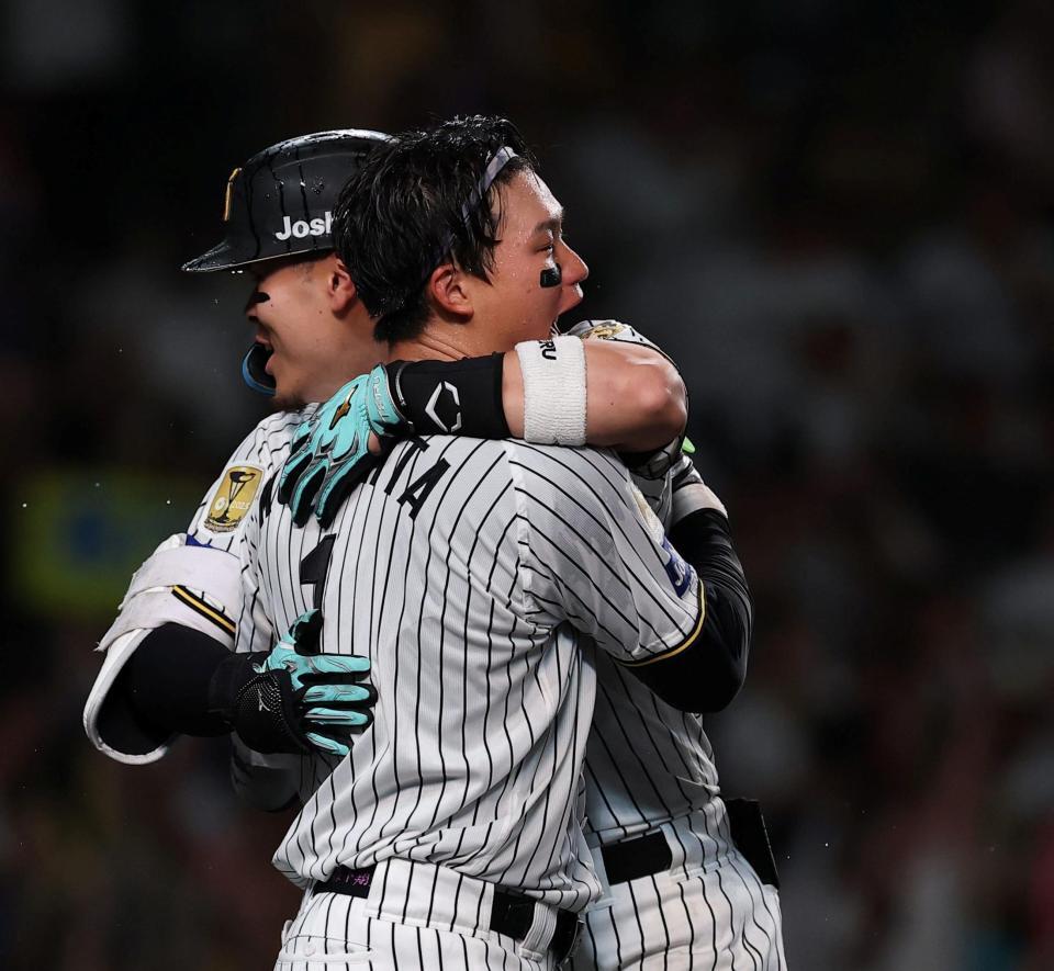 ９回、サヨナラ本塁打を放ち佐藤輝（奥）と抱き合う森下（撮影・西田忠信）