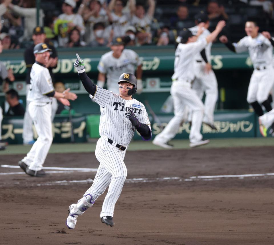 ９回、左翼スタンドへサヨナラ本塁打を放ちダイヤモンドを回る森下（撮影・立川洋一郎）