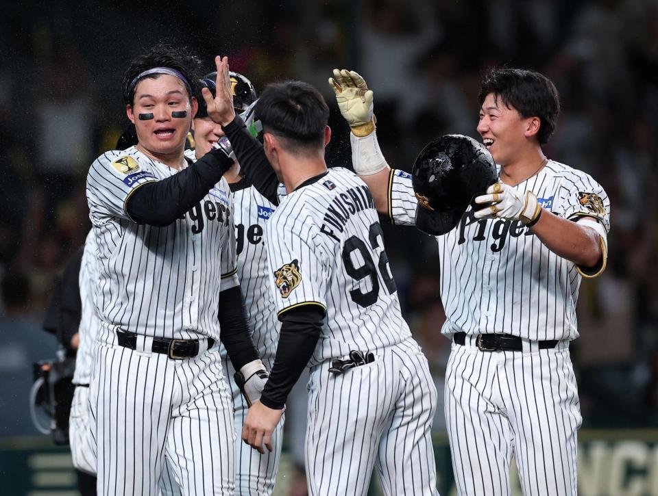 ９回阪神無死、阪神・森下翔太（左）のサヨナラ本塁打を喜ぶ阪神・立石正広（右）＝甲子園（撮影・西田忠信）
