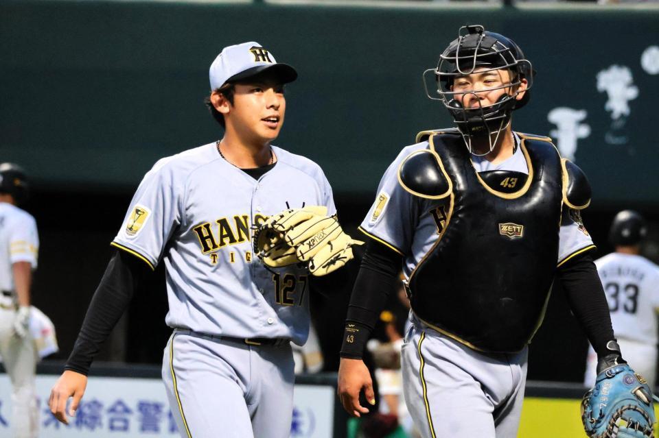 ６回、ピンチをしのいだ神宮（左）は捕手・町田とともにベンチに戻る