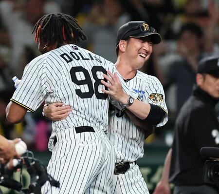 劇的な幕切れに、ドリスと抱き合って歓喜する藤川監督（撮影・田中太一）