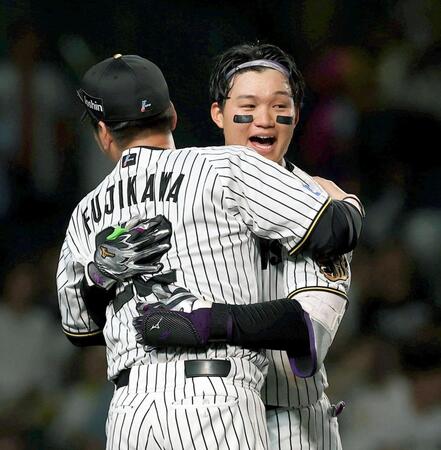 　９回、サヨナラ本塁打を放ち藤川監督（左）から祝福される森下（撮影・西田忠信）