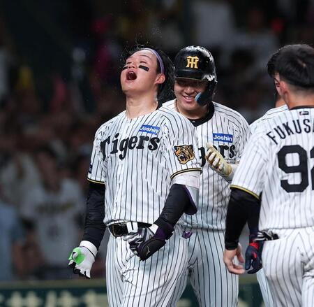 ９回、サヨナラ本塁打を放ちナインから祝福を受ける森下（撮影・西田忠信）