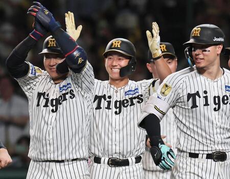 ９回、サヨナラ弾を放った森下を出迎える立石（中央）＝撮影・田中太一