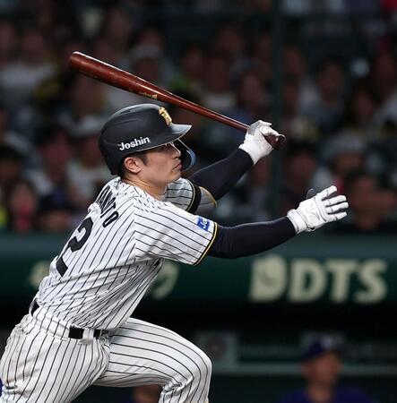 ８回、２点適時打を放つ坂本（撮影・西田忠信）