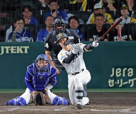 ８回、左前へ２点適時打を放つ坂本（撮影・立川洋一郎）