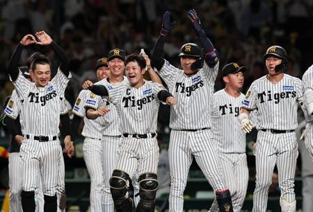 ９回、サヨナラ弾を放った森下を歓喜で出迎える坂本らナイン（撮影・田中太一）