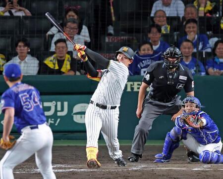７回、右前へ適時打を放つ嶋村（撮影・立川洋一郎）