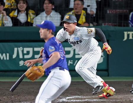 ７回、右前へ適時打を放つ嶋村（撮影・立川洋一郎）