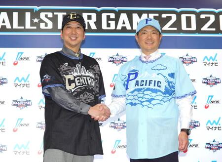 　オールスターゲームの練習用ユニホームを着て握手を交わす藤川監督（左）と小久保監督（撮影・坂部計介）