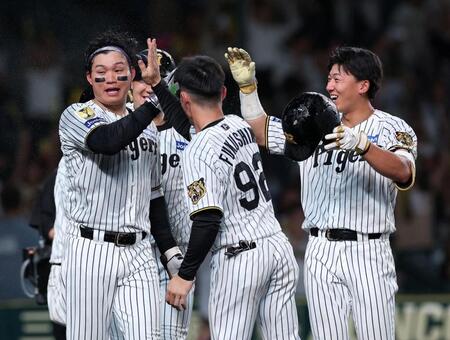 ９回阪神無死、阪神・森下翔太（左）のサヨナラ本塁打を喜ぶ阪神・立石正広（右）＝甲子園（撮影・西田忠信）