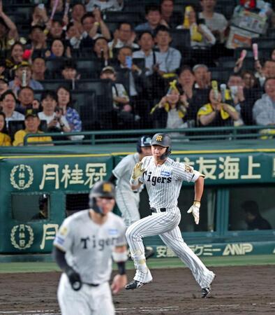 ７回、中前打を放ち一塁へ駆ける立石（撮影・立川洋一郎）