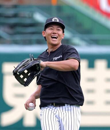 明るい表情を見せて外野でノックを受ける立石（撮影・立川洋一郎）