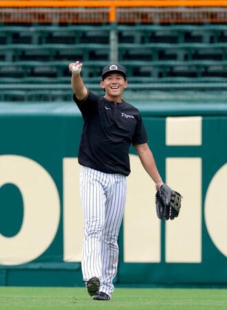 外野でノックを受け明るい表情を見せる立石（撮影・立川洋一郎）