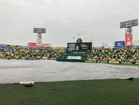 試合開始の遅延を知らせるビジョン（撮影・西田忠信）
