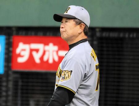 ８回の攻撃終了後、選手交代を告げに向かう平田２軍監督