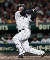 ９回、サヨナラ弾を放つ森下（撮影・田中太一）