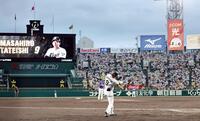 　２回、スタンドが沸き上がる中、打席に向かう立石（撮影・田中太一）