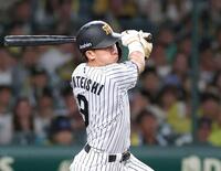 　７回、中前打を放つ立石（撮影・西田忠信）