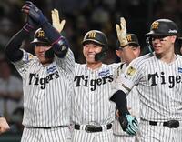 ９回、サヨナラ弾を放った森下を出迎える立石（中央）＝撮影・田中太一