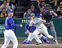 　８回、２点打を放つ坂本（撮影・立川洋一郎）