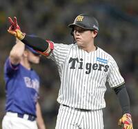 　７回、適時打を放ちピースサインをする嶋村（撮影・西田忠信）