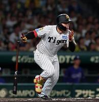 ７回、適時打を放つ嶋村（撮影・西田忠信）