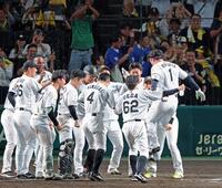９回、サヨナラ本塁打を放った森下（１）を向かる阪神ナイン。立石も笑顔を見せる（右から３人目）＝２０日