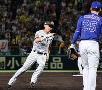 ７回、坂本の適時打で本塁へ走る立石（撮影・田中太一）